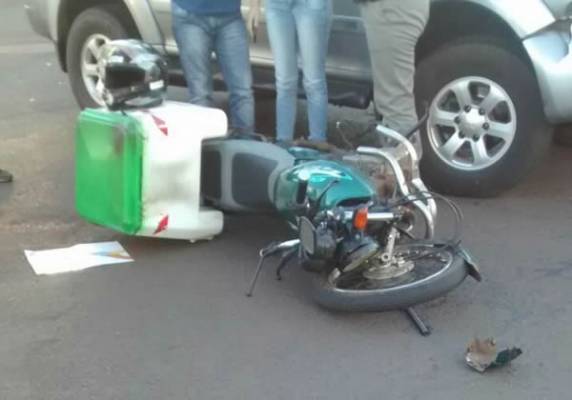 Entregador de loja de tintas fica ferido em colisão entre moto e caminhoneta em Ijuí - foto 2