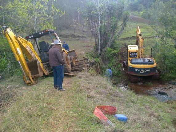 Máquina da prefeitura fica presa em ponte em Bom Progresso - foto 3