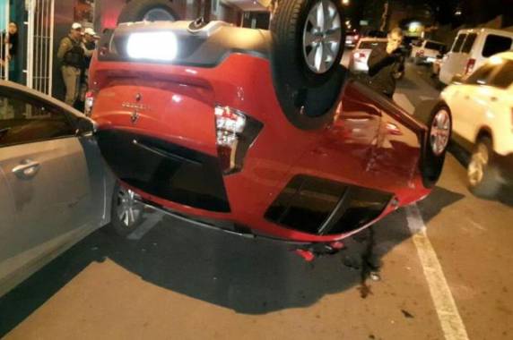 Sandero colidiu em veículos que estavam estacionados na Rua Floriano Peixoto e capotou logo em seguida 