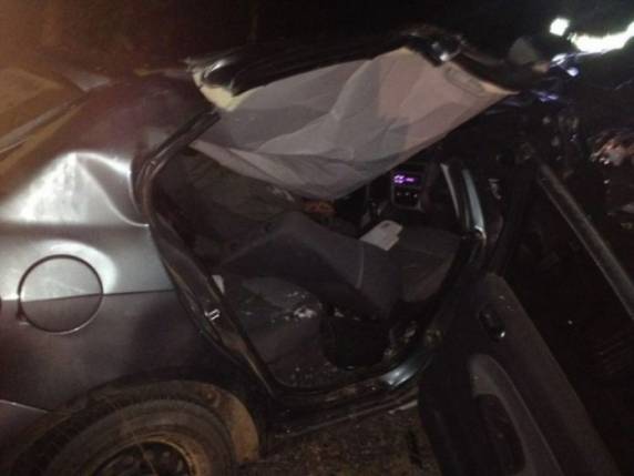 Carro ficou 

destruído na colisão
