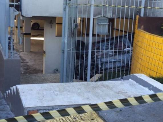 Condutor perdeu o controle do veículo e ficou preso às ferragens