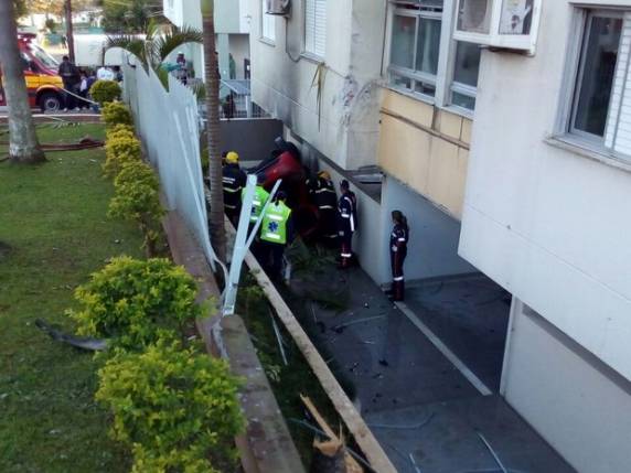 Motorista morre em SC após invadir garagem de prédio e carro pegar fogo - foto 3
