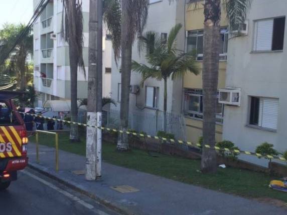 Motorista morre em SC após invadir garagem de prédio e carro pegar fogo - foto 4