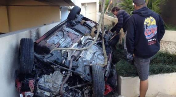 Motorista morre em SC após invadir garagem de prédio e carro pegar fogo - foto 5