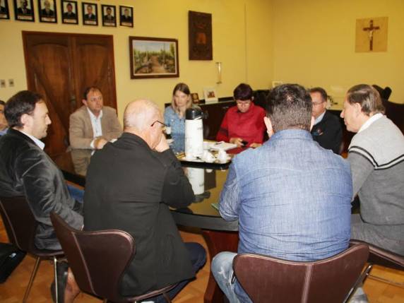 Executivo se reúne com comitiva para tratar
sobre traumatologia do HSVP - foto 2