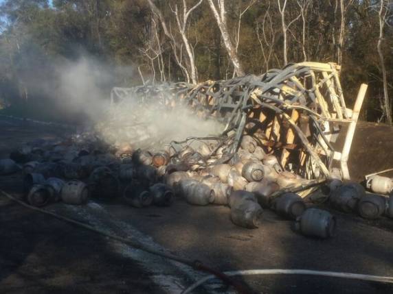 Caminhão com botijões de gás explode ao bater em carreta e carro - foto 3