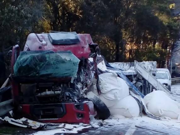 Caminhão com botijões de gás explode ao bater em carreta e carro - foto 2