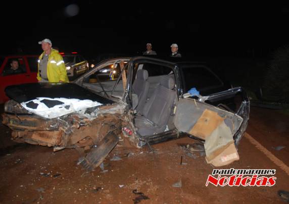 Colisão frontal de carro e van de estudantes deixa dois feridos em Três de Maio - foto 4