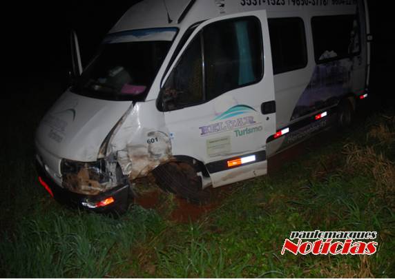 Colisão frontal de carro e van de estudantes deixa dois feridos em Três de Maio - foto 7