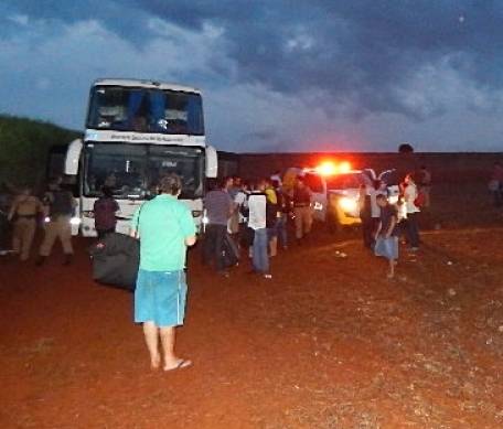 Ônibus é assaltado e passageiros são
presos em bagageiro na BR-386 - foto 4