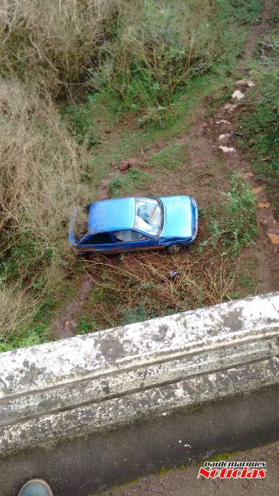Motorista fica ferido depois que veículo sai da pista e desce barranco próximo de um rio, em São José do
Inhacorá - foto 3