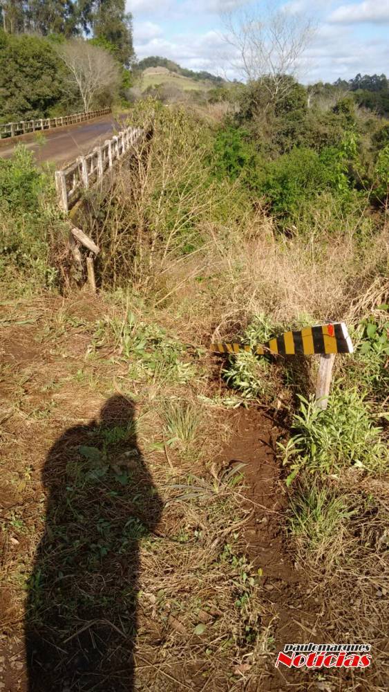 Motorista fica ferido depois que veículo sai da pista e desce barranco próximo de um rio, em São José do
Inhacorá - foto 2