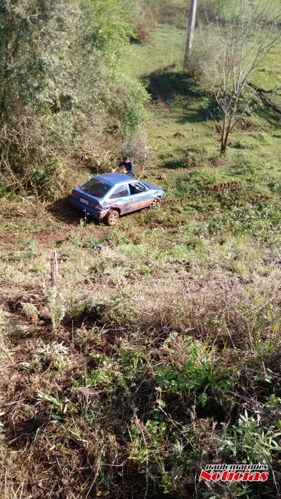 Motorista fica ferido depois que veículo sai da pista e desce barranco próximo de um rio, em São José do
Inhacorá - foto 4