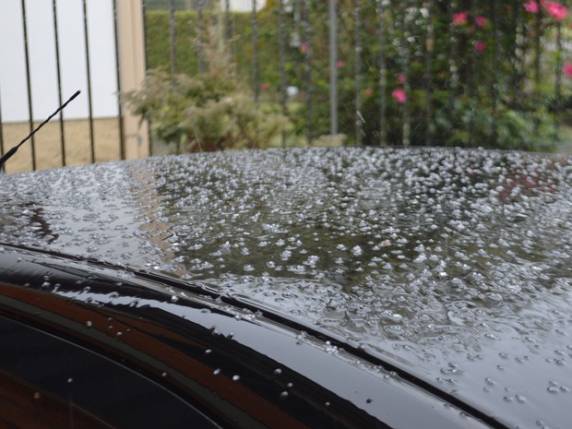 Frio congelou a chuva por volta do meio-dia deste domingo (21) na cidade