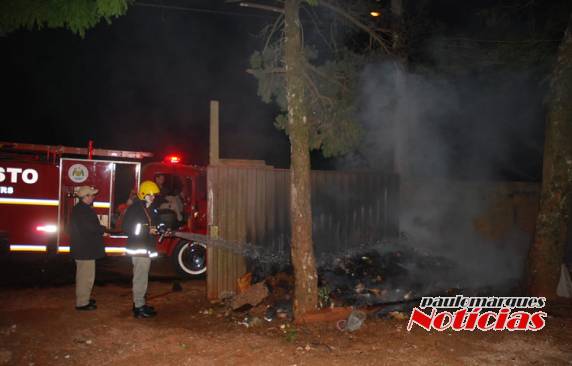 Vândalos provocam incêndios em lixeiras em Três de Maio - foto 4