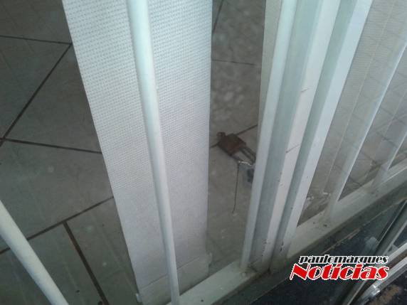 Ladrões arrombam a Agência dos Correios de Três de
Maio - foto 4