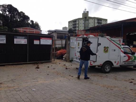 Operário morre soterrado em construção 

de prédio em Blumenau - foto 3