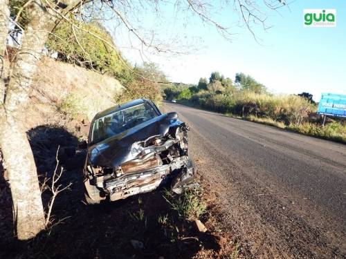 Carro colidiu contra uma pedra ao sair da pista