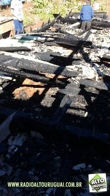 Casa fica totalmente destruída pelo fogo em Derrubadas - foto 2