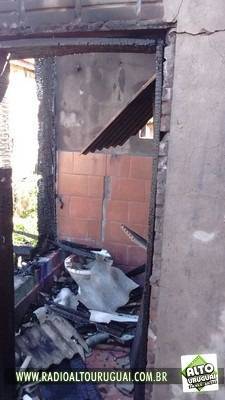 Casa fica totalmente destruída pelo fogo em Derrubadas - foto 3