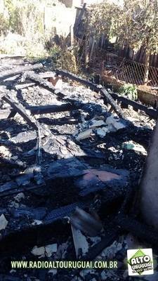 Casa fica totalmente destruída pelo fogo em Derrubadas - foto 4