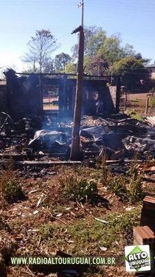 Casa fica totalmente destruída pelo fogo em Derrubadas - foto 5