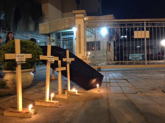 Após morte de mulher,
grupo protesta em frente a casa do governador do RS - foto 2