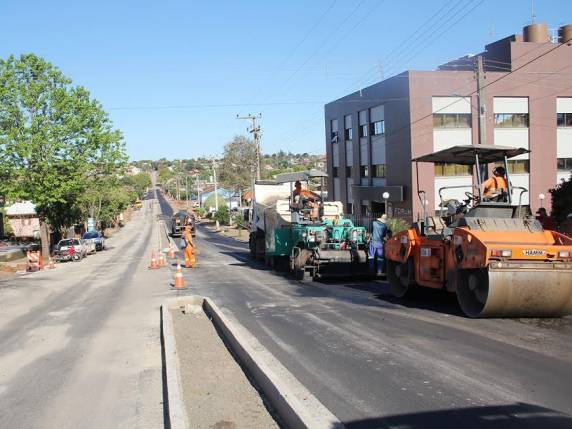 Obras de asfaltamento prosseguem na futura Avenida Buricá 