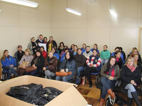 Mochilas e camisetas foram entregues aos 46 agentes das sete unidades de Estratégias de Saúde da Família