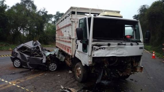 Colisão entre carro e caminhão foi registrada em Pouso Novo