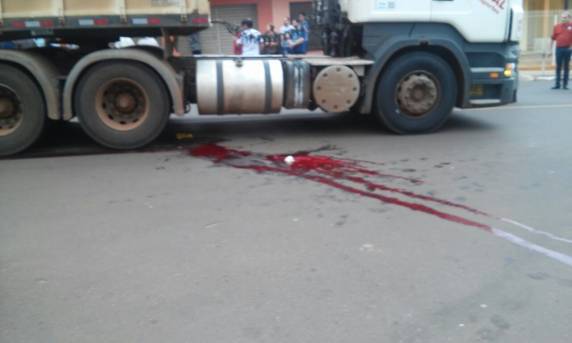 A vítima foi atingida por um caminhão bi-trem