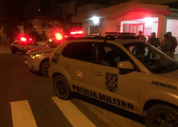 Durante a fuga, o indivíduo 

perdeu o controle do carro e colidiu em um canteiro da Rua Miguel Matte, bairro dos Pioneiros