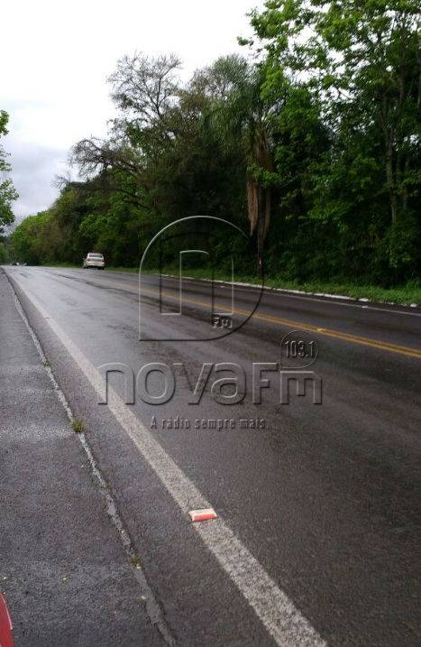 Bandidos trocam tiros com a polícia e capotam
veículo com placas de Ijuí durante fuga na BR-282, em SC - foto 4