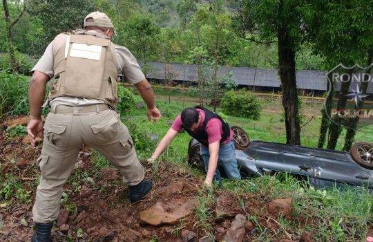 Bandidos trocam tiros com a polícia e capotam
veículo com placas de Ijuí durante fuga na BR-282, em SC - foto 5