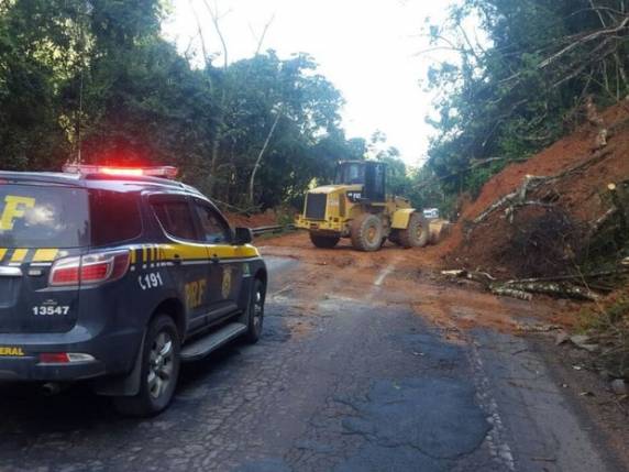 Dois km antes, uma cratera também se abriu na pista na madrugada