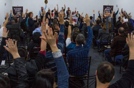 Decisão foi tomada em assembleia nesta noite