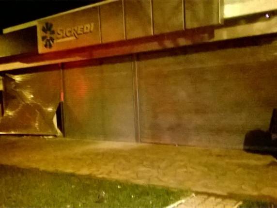 Agência 

do Sicredi é explodida em Jacuizinho, no Alto Jacuí - foto 2
