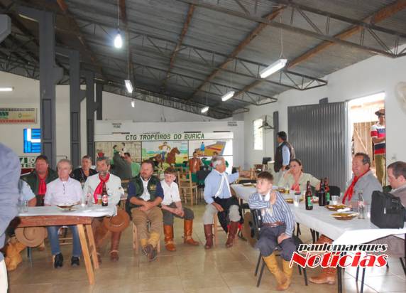 Cavalarianos da 20ª RT são recepcionados em Três de Maio com a Chama Crioula - foto 3