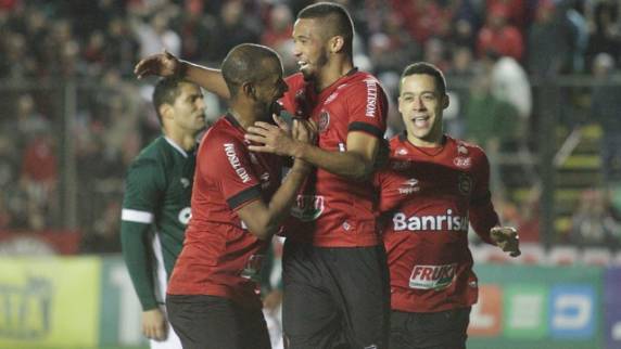Com gols de 

Felipe Garcia e Elias, Xavante leva a melhor e pula para a segunda posição em jogo que teve até cachorro em campo; Ivan falha, Esmeraldino volta a perder e permanece colado ao Z-4