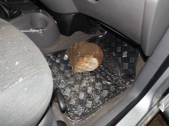 Ladrão ataca carro com pedra para furtar celular em Três Passos - foto 2