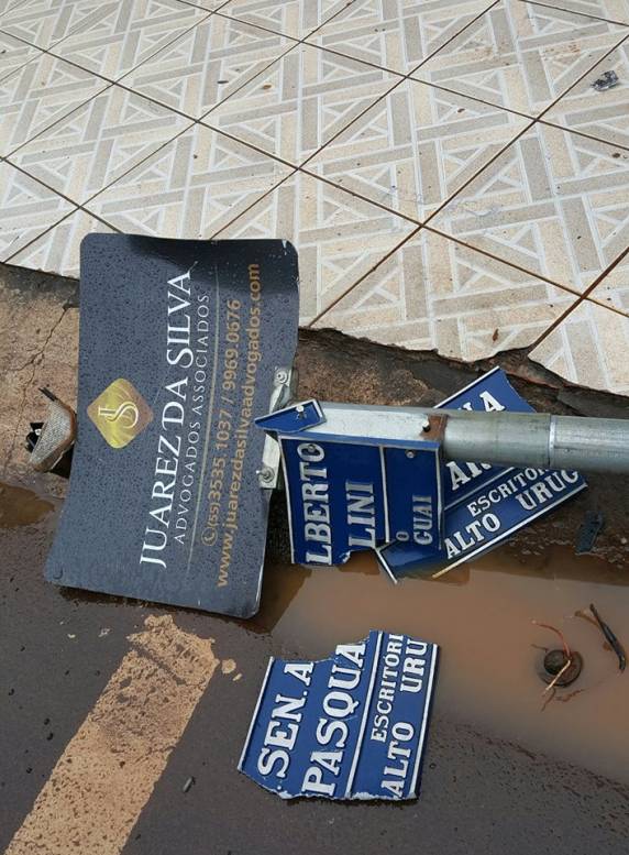 Motorista foge do local depois de bater e destruir
estrutura de placas de sinalização em Três de Maio - foto 2