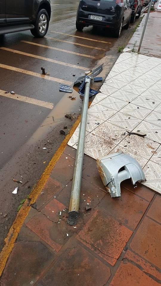 Motorista foge do local depois de bater e destruir
estrutura de placas de sinalização em Três de Maio - foto 3