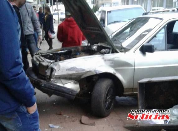 Motorista em veículo
desgovernado atinge outros três veículos estacionados em ijuí - foto 5