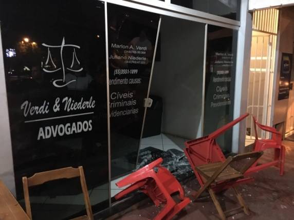 Com o impacto porta de vidro quebrou