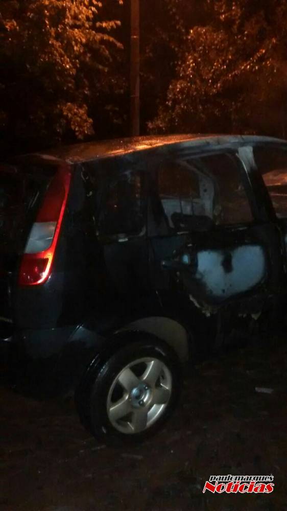 Veículo incendeia na entrada de uma prédio em Ijuí; VEJA VÍDEO - foto 3
