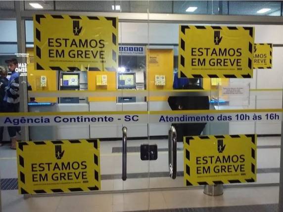 Cidades como Florianópolis, Brusque e Chapecó tiveram agências fechadas