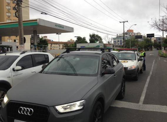 Veículo ficou parado na pista central da avenida nesta manhã