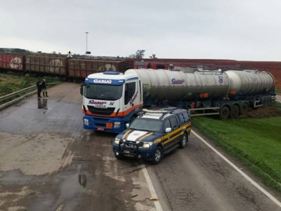 Após colisão, rodovia ficou totalmente bloqueada na altura 

do km 65