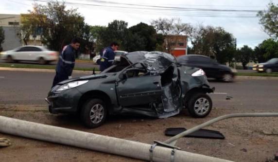 Dois
homens morrem após carro colidir contra poste em Gravataí - foto 2
