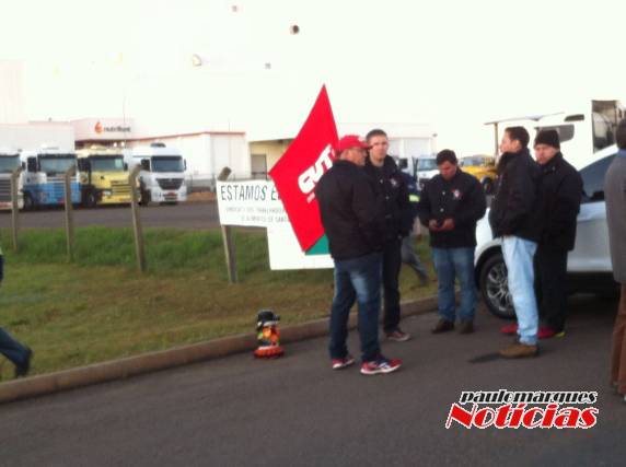 Sindicalistas se
manifestam em frente a indústria Lactalis em Três de Maio - foto 2